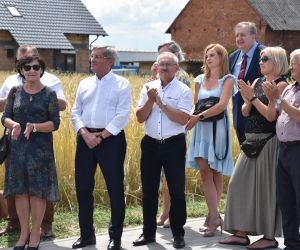 Uroczyste otwarcie nowego chodnika w Gorzycach Małych