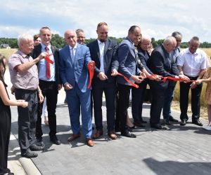 Uroczyste otwarcie nowego chodnika w Gorzycach Małych