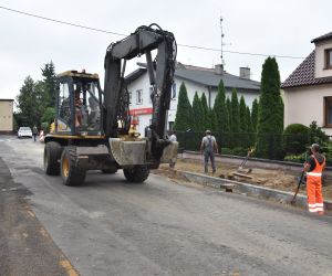 Przebudowa ul. Franciszka Sójki to kolejna z dużych inwestycji drogowych jakie prowadzone są w tym roku na terenie Gminy i...