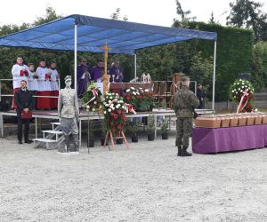 Dnia. 12.10.2021 r. przy cmentarzu parafialnym w Odolanowie odbyła się uroczystość pochówku 8 nieznanych żołnierzy...