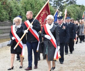 Dnia. 12.10.2021 r. przy cmentarzu parafialnym w Odolanowie odbyła się uroczystość pochówku 8 nieznanych żołnierzy...