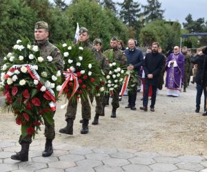 Dnia. 12.10.2021 r. przy cmentarzu parafialnym w Odolanowie odbyła się uroczystość pochówku 8 nieznanych żołnierzy...