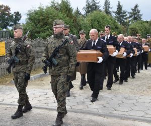 Dnia. 12.10.2021 r. przy cmentarzu parafialnym w Odolanowie odbyła się uroczystość pochówku 8 nieznanych żołnierzy...