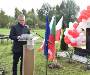 W sobotnie słoneczne przedpołudnie, dnia 16.10.2021 w Parku Natury w Odolanowie odbyło się odsłonięcie kolejnego pomnika...