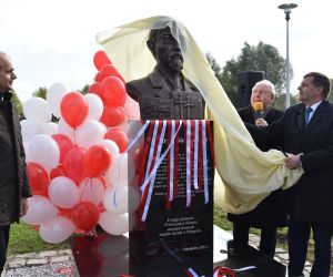 W sobotnie słoneczne przedpołudnie, dnia 16.10.2021 w Parku Natury w Odolanowie odbyło się odsłonięcie kolejnego pomnika...