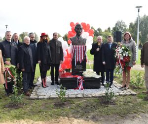 W sobotnie słoneczne przedpołudnie, dnia 16.10.2021 w Parku Natury w Odolanowie odbyło się odsłonięcie kolejnego pomnika...