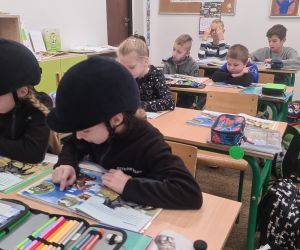 Zosia, Lena i Aleksandra - uczennice klasy III Szkoły Podstawowej im. Ignacego Łukasiewicza w Garkach - poprowadziły...