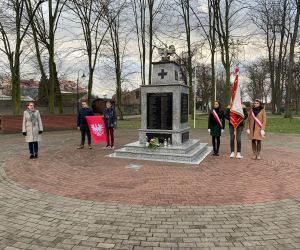 Odolanowscy licealiści postanowili uczcić pamięć Powstańców Wielkopolskich. Udaliśmy się pod pomnik w parku przy ul. Wiosny...