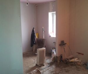 Zakończono prace przy budynku sali gimnastycznej, a w chwili obecnej prowadzone są prace w budynku głównym