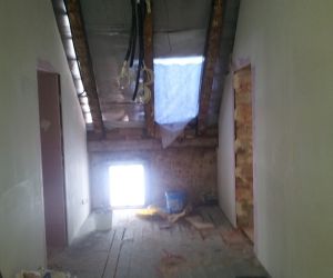 Zakończono prace przy budynku sali gimnastycznej, a w chwili obecnej prowadzone są prace w budynku głównym