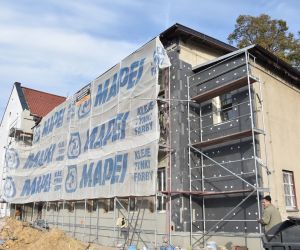 Zakończono prace przy budynku sali gimnastycznej, a w chwili obecnej prowadzone są prace w budynku głównym