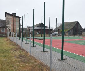 W chwili obecnej trwają ostatnie prace polegające na montażu ogrodzenia z piłkochwytów wysokości 4 i 6 metrów oraz montażu...