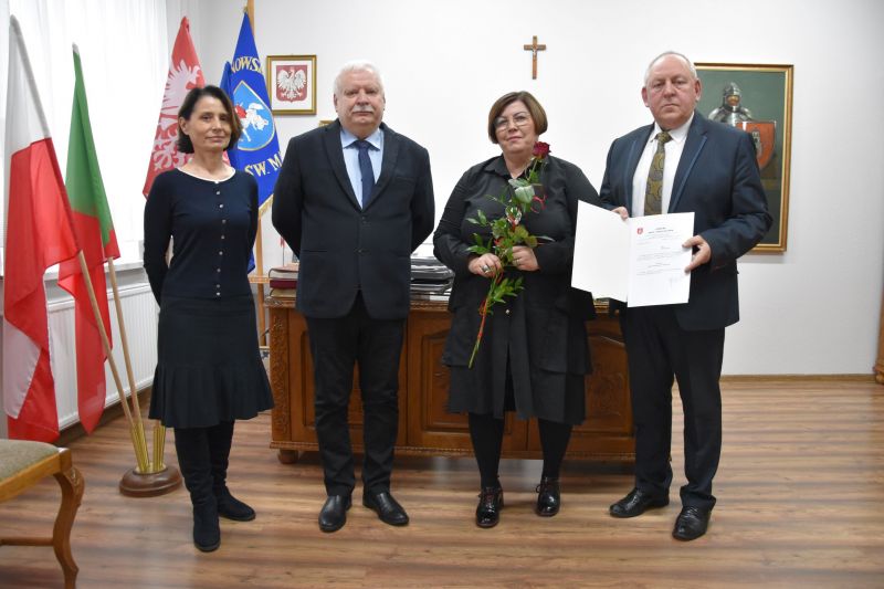 Burmistrz Marian Janicki oficjalnie powierzył dziś stanowisko Dyrektora Szkoły Podstawowej w Nabyszycach Pani Danucie Jurek