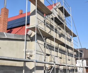 Trwa termomodernizacja budynku szkoły filialnej SP Tarchał Wielkich w Gorzycach Małych, wraz z montażem OZE