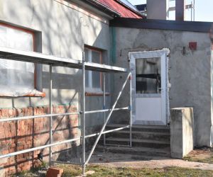 Trwa termomodernizacja budynku szkoły filialnej SP Tarchał Wielkich w Gorzycach Małych, wraz z montażem OZE