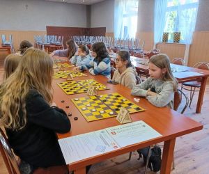 W poniedziałek 28 lutego 2022 roku na sali wiejskiej w Hucie odbyły się Mistrzostwa Szkół Powiatu Ostrowskiego w Warcabach...