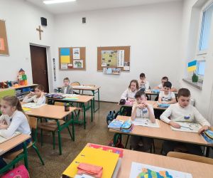 Co jakiś czas, w Szkole Podstawowej im. I. Łukasiewicza w Garkach, organizowany jest apel poświęcony ważnym wydarzeniom