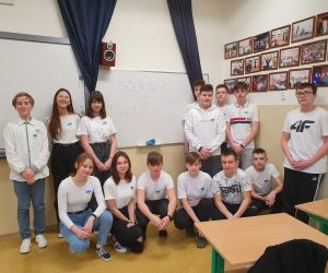 Co jakiś czas, w Szkole Podstawowej im. I. Łukasiewicza w Garkach, organizowany jest apel poświęcony ważnym wydarzeniom