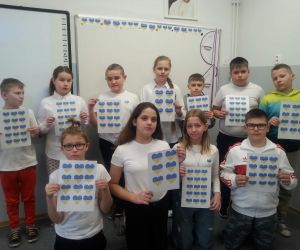 Co jakiś czas, w Szkole Podstawowej im. I. Łukasiewicza w Garkach, organizowany jest apel poświęcony ważnym wydarzeniom