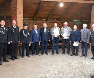 Celem spotkania było wręczenie decyzji przyznających świadczenia ratownicze w uznaniu szczególnej postawy obywatelskiej...