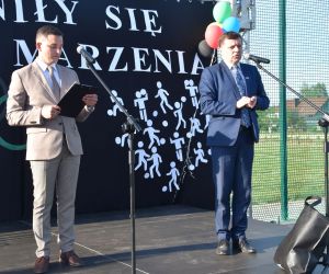 Boisko wielofunkcyjne przy szkole podstawowej w Uciechowie zostało wczoraj oficjalnie oddane do użytku
