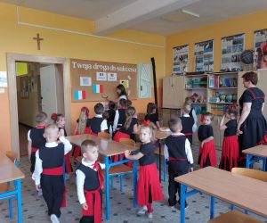 Uczniowie i nauczyciele Szkoły Podtstawowe w Nabyszycach oraz Szkoły Filialnej w Gliśnicy wybrali się w "podróż po Europie"