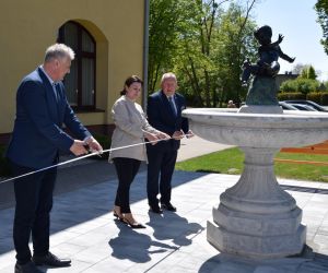 We wtorek 10 maja odbyło się symboliczne uruchomienie fontanny znajdującej się na terenie Odolanowskiego Domu Kultury