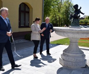 We wtorek 10 maja odbyło się symboliczne uruchomienie fontanny znajdującej się na terenie Odolanowskiego Domu Kultury