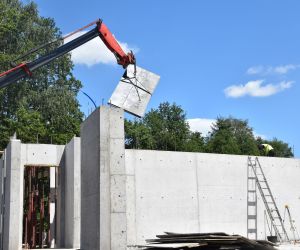 Trwają również prace warsztatowe polegające na przygotowaniu konstrukcji stalowej zadaszenia sceny