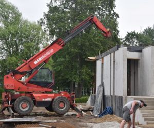 Trwają również prace warsztatowe polegające na przygotowaniu konstrukcji stalowej zadaszenia sceny