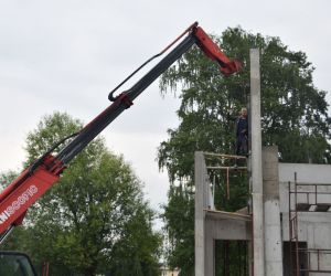 Trwają również prace warsztatowe polegające na przygotowaniu konstrukcji stalowej zadaszenia sceny