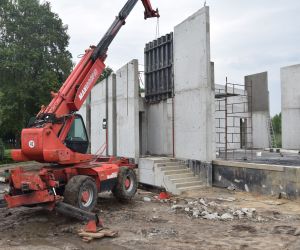 Trwają również prace warsztatowe polegające na przygotowaniu konstrukcji stalowej zadaszenia sceny