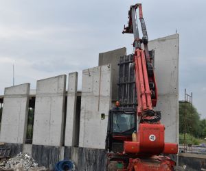 Trwają również prace warsztatowe polegające na przygotowaniu konstrukcji stalowej zadaszenia sceny