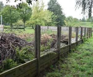 Dokładnie 17 betonowych płyt wokół kompostownika na biomasę zostało połamanych i wrzuconych do środka przez wandali