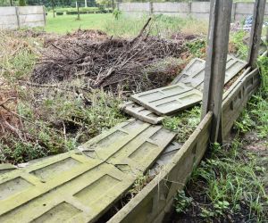 Dokładnie 17 betonowych płyt wokół kompostownika na biomasę zostało połamanych i wrzuconych do środka przez wandali