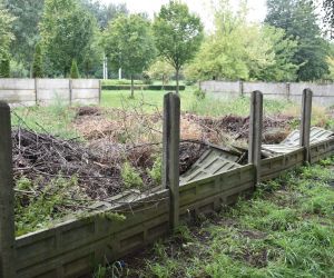 Dokładnie 17 betonowych płyt wokół kompostownika na biomasę zostało połamanych i wrzuconych do środka przez wandali