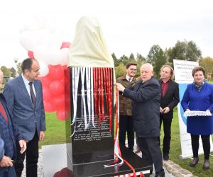 W minioną sobotę w Odolanowskim Parku Natury odsłonięto popiersie kolejnego z polskich Noblistów ufundowane przez...