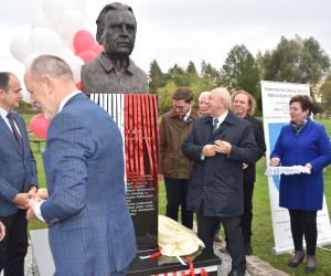 W minioną sobotę w Odolanowskim Parku Natury odsłonięto popiersie kolejnego z polskich Noblistów ufundowane przez...