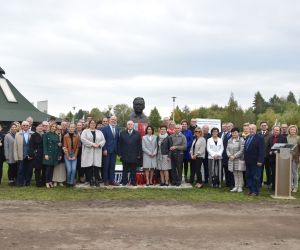 W minioną sobotę w Odolanowskim Parku Natury odsłonięto popiersie kolejnego z polskich Noblistów ufundowane przez...