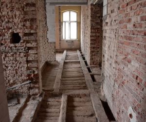 Trwają prace w ramach zadania „Przebudowa, rozbudowa i nadbudowa oraz zmiana sposobu użytkowania pomieszczeń poddasza...
