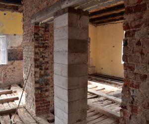 Trwają prace w ramach zadania „Przebudowa, rozbudowa i nadbudowa oraz zmiana sposobu użytkowania pomieszczeń poddasza...