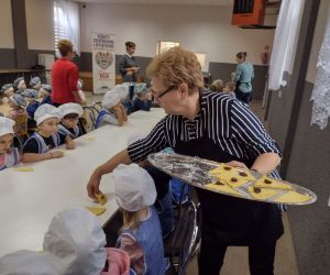 „Uczniowie i przedszkolaki pieką rogaliki wspólnie z KGW z Gliśnicy”
