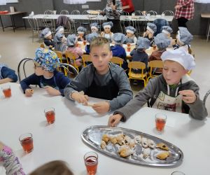 „Uczniowie i przedszkolaki pieką rogaliki wspólnie z KGW z Gliśnicy”