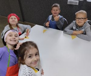 „Uczniowie i przedszkolaki pieką rogaliki wspólnie z KGW z Gliśnicy”