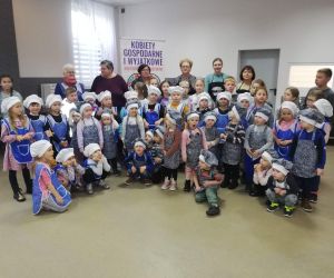 „Uczniowie i przedszkolaki pieką rogaliki wspólnie z KGW z Gliśnicy”