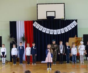 Uczczenie Dnia Niepodległości w Szkole Podstawowej w Raczycach