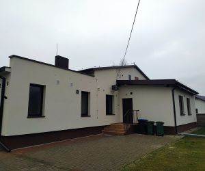 Zadanie polegało na wykonaniu prac modernizacyjnych na elewacji frontowej sali wiejskiej w Uciechowie
