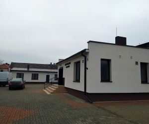 Zadanie polegało na wykonaniu prac modernizacyjnych na elewacji frontowej sali wiejskiej w Uciechowie