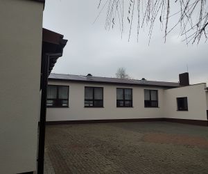 Zadanie polegało na wykonaniu prac modernizacyjnych na elewacji frontowej sali wiejskiej w Uciechowie
