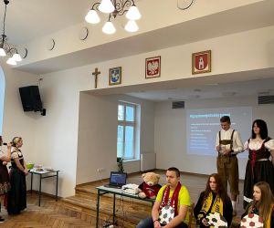 Samorząd Uczniowski pod opieką nauczycielek co tydzień organizował imprezę poświęconą kulturze, historii, geografii i...